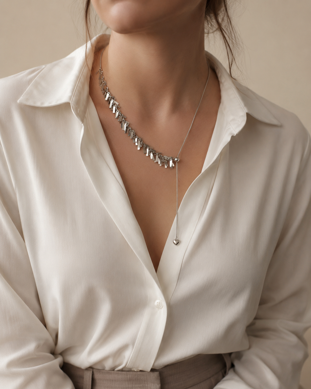 Gümüş Plaka Saçaklı Kalp Charm Ayarlanabilir Lariat Kolye - model görünümü