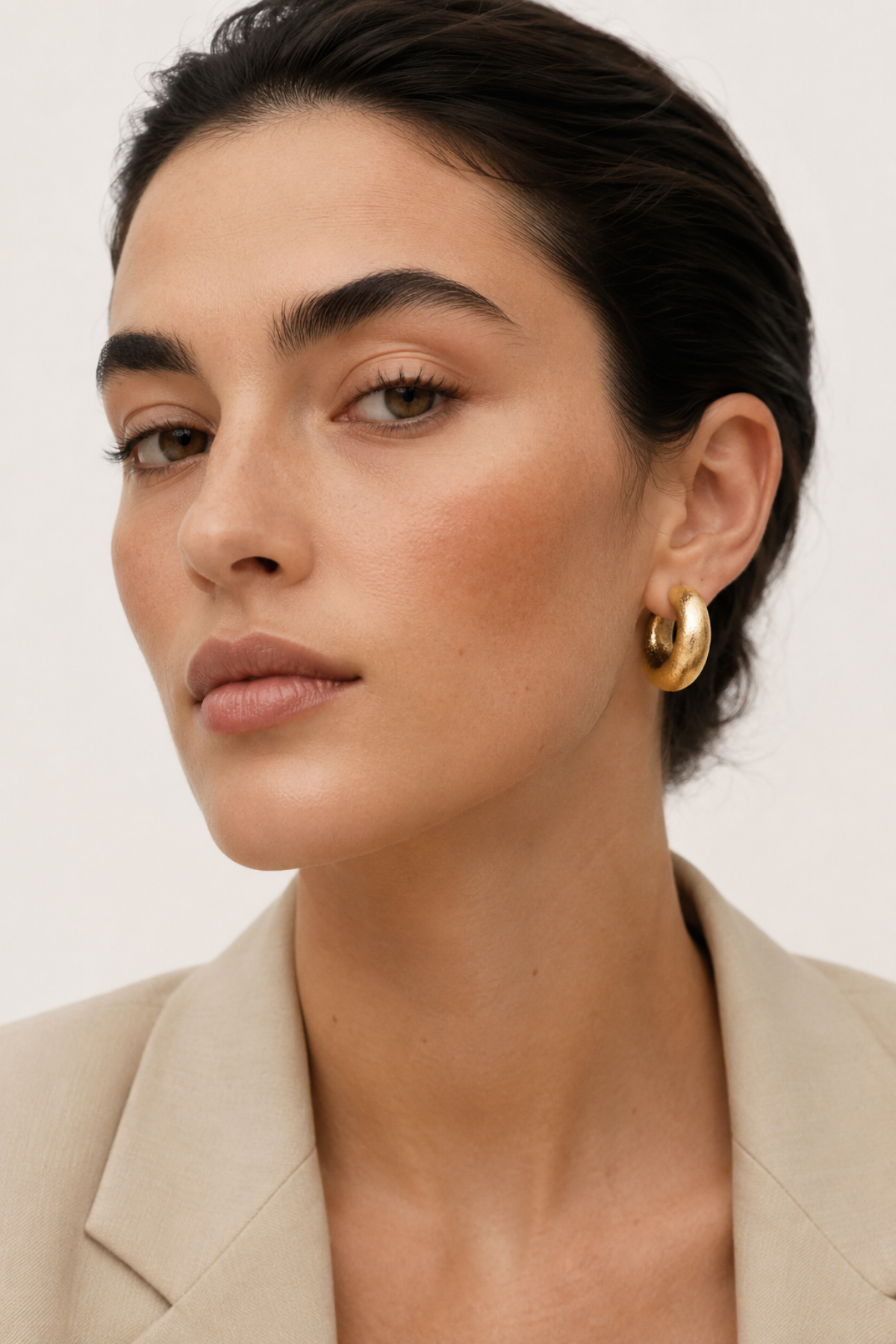 Mat Yarım Küre Gold Küpe - model görünümü