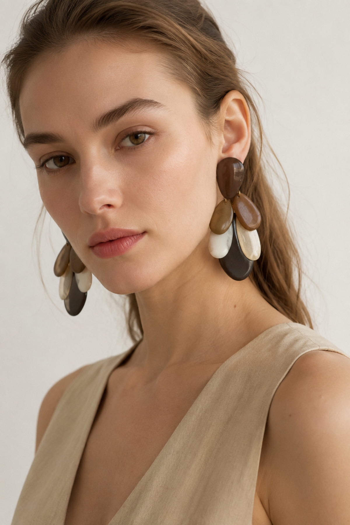 Krem ve Kahve Tonlu Vintage Küpe - model görünümü